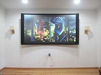 Ecrã Lusoscreen Home-Cinema Brightstar numa sala com luzes fortes a mostrar imagens do filme Homem-Aranha